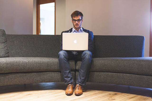 man laptop bank zoeken