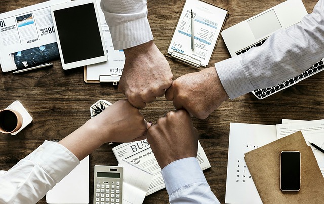 generatiepact ouderen jongeren handen